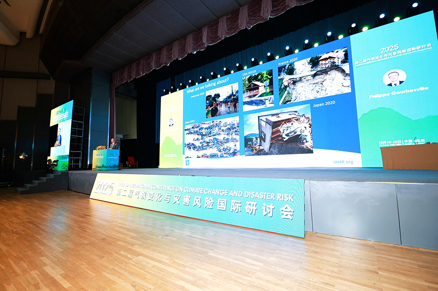2法国蔚蓝海岸大学Philippe Gourbesville教授_中科技达深度参与第二届气候变化与灾害风险研讨会.jpg